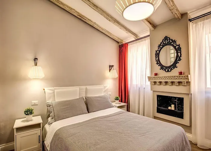 Apartment Attic With Terrace By Trevi Fountain