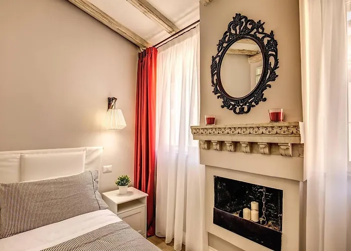 Apartment Attic With Terrace By Trevi Fountain *