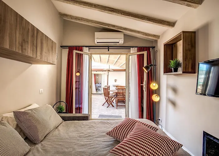 Attic With Terrace By Trevi Fountain *